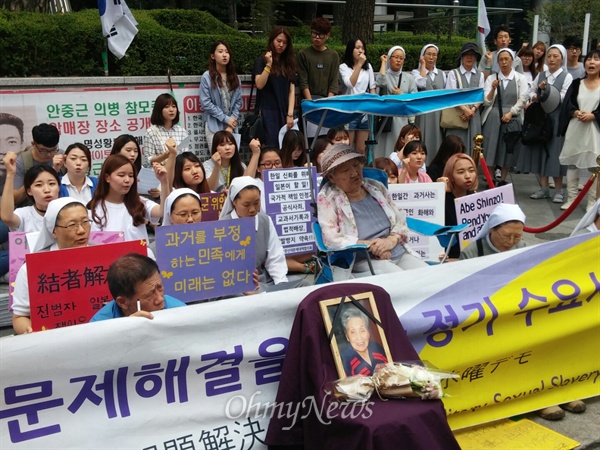 8일 정오 서울 종로구 주한일본대사관 맞은편에서 열린 제1186차 수요시위. 이날 시위는 지난 5일 별세한 위안부 피해자 최금선(90) 할머니를 추모하는 묵념으로 시작했다. 