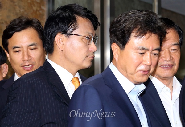 새누리당 김태흠 윤상현 김진태 의원이 8일 유승민 원내대표의 거취 문제를 논의하기 위한 비공개 의원총회에 참석한 뒤 회의장을 나서고 있다.