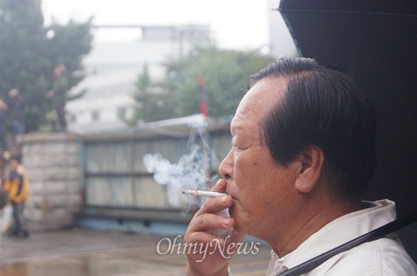 구미 스타케미칼 해고노동자 차광호씨의 아버지 차창수(78)씨가 408일동안의 고공농성을 마치고 내려오는 아들을 지켜보다 초조한 듯 연신 담배연기를 내뿜고 있다.
