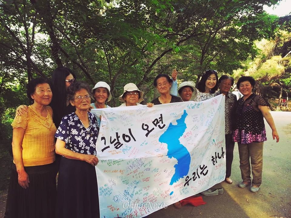 2015년 6월 28일 평양 모란봉. 산책나온 북녘동포 할머님들과 함께.