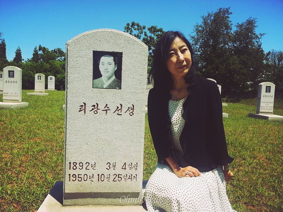 2015년 7월 2일 평양 '재북인사묘' 춘원 이광수 묘비 앞에서.