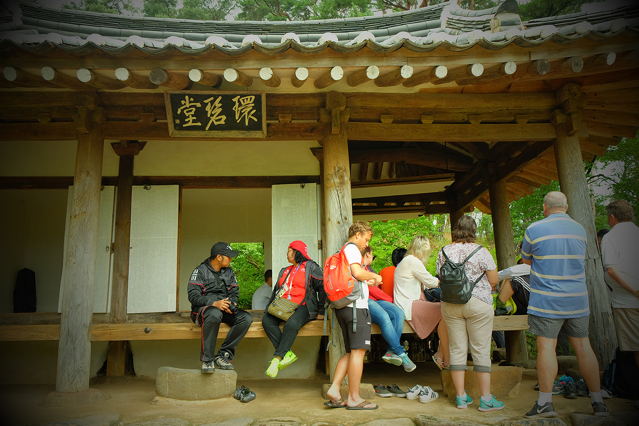  환벽당에서 담소를 나누고 있는 광주 하계 유대회 선수단 팸 투어 참가자들.