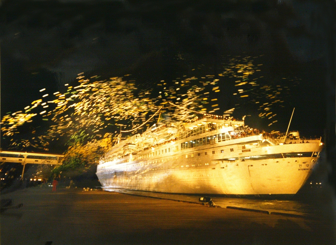 1998년 11월 18일 금강산으로 출발하는 금강호가 동해항을 출발하면서 역사적인 금강산관광이 시작되었다. 
