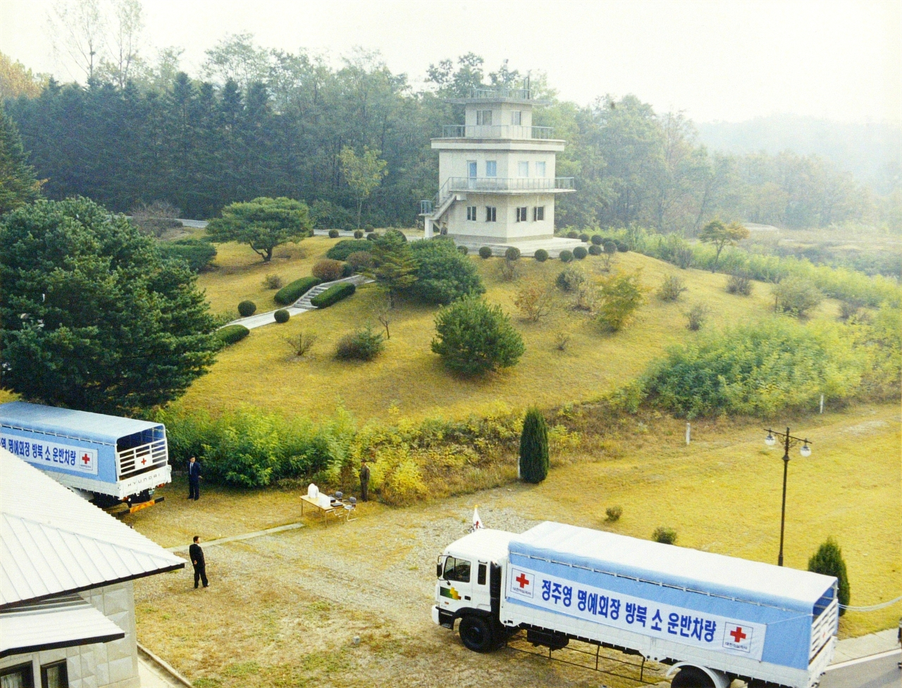 정주영 현대그룹 회장은 1,001마리 소를 북한으로 보내면서 금강산관광의 물꼬를 열었다.