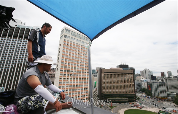 지난 2015년 7월 서울 중구 국가인권위 건물 옥상 광고 탑에서 고공농성중이던 기아자동차 비정규직 노동자들.