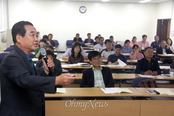  (사)하나됨을위한늘푸른삼천가 10일 오후 경남도의회 대회의실에서 연 '남북교류협력사업의 발전방향 모색을 위한 토론회'에서 오정수 박사가 발제하고 있다.