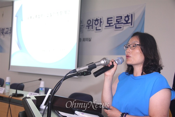  (사)하나됨을위한늘푸른삼천가 10일 오후 경남도의회 대회의실에서 연 '남북교류협력사업의 발전방향 모색을 위한 토론회'에서 송명희 이사가 발제하고 있다.