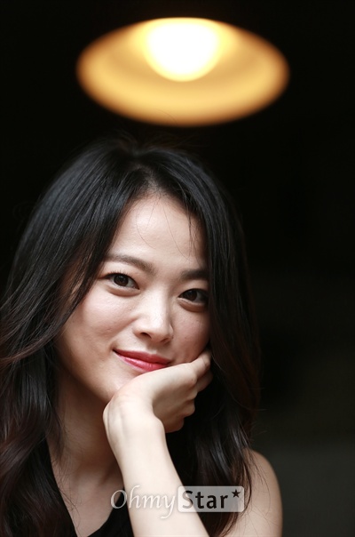  영화 <손님>에서 미숙 역의 배우 천우희가 8일 오후 서울 팔판동의 한 카페에서 포즈를 취하고 있다.