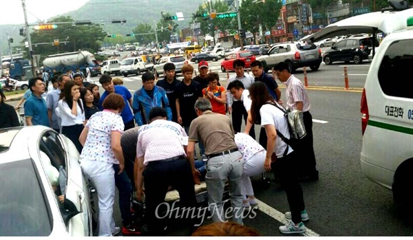 7월 3일 경남 창원 마산역 부근에서 교통사고를 당한 여고생이 차량 밑에 깔리자 인근 상가 직원과 지나던 시민 20여 명이 급히 차량을 들어 올려 구조해 병원으로 후송했다(사진-오마이뉴스 독자제공).