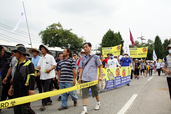집회 참가자들이 두리틀게이트를 출발해 송탄미공군기지(오산비행장) 정문을 향해 가두행진을 하고 있다.