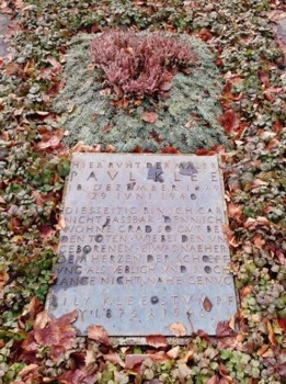 파울 클레 무덤에 놓인 빗돌.