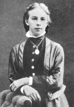스위스 첫 여성 법학자이지만 '여성'이기 때문에 인정받지 못한 에밀리 켐핀 슈피리. 1886년에 스위스 법정에서 "모든 스위스인은 법 앞에서 평등하다"고 말했으나, 판사는 "거기 스위스 여성에 대한 얘기는 없잖습니까?" 하고 대꾸했다고 한다. 1888년에 스위스를 떠나 미국으로 간다. 