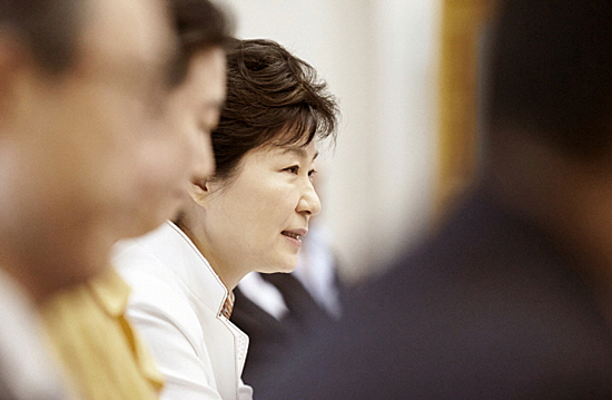 박근혜 대통령이 지난 7월 10일 오전 청와대에서 열린 통일준비위원회 민간위원 집중토론회에 참석하고 있는 모습. "통일, 내년도 가능" 발언은 이날 나왔다.
