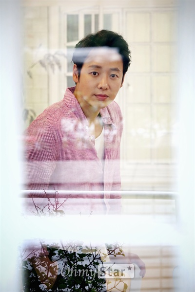  영화 <쓰리썸머나잇>에서 만년 고시생 차명석 역의 배우 김동욱이 13일 오전 서울 팔판동의 한 카페에서 포즈를 취하고 있다.