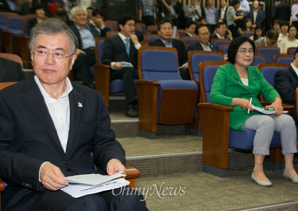 지난 13일 국회에서 열린 당무위원회의에 새정치민주연합 문재인 대표와 유승희 의원이 참석하고 있다. 주요당직 인선 항의로 보이콧을 선언했다 20일 여만에 복귀한 유 의원은 앞서 열린 최고위원회의에서 "전당대회와 4·29 재보궐 선거 패배 이후 당헌을 무시하고 최고위 의결을 생략하던 관행에 대한 당 대표의 사과와 즉각적인 시정을 요구한다"고 말했다.