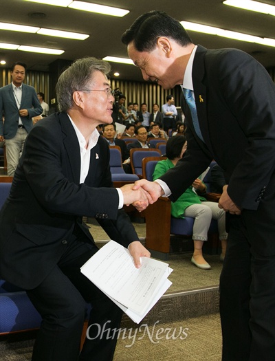 악수하는 문재인-김상곤  새정치민주연합 문재인 대표가 13일 오전 국회 당무회의에서  김상곤 혁신기구 위원장이 찾아와 인사를 하자 일어나며 악수를 하고 있다. 