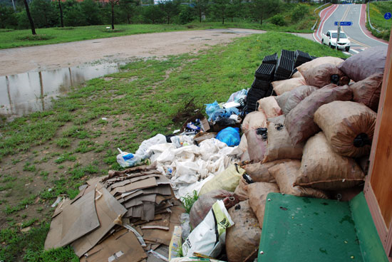 명승 제21호 ‘공주 고마나루’ 화장실 부근에 버려진 쓰레기는 5톤 차량을 채우고도 남을 분량이다.