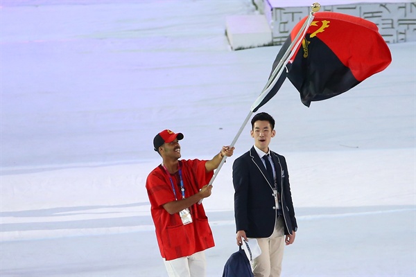  앙골라에서 홀로 광주하계유니버시아드대회에 출전한 마르코 호메로(Marco Romero, 남자 펜싱)가 3일 대회 주경기장에서 열린 개막식에서 앙골라 국기를 들고 입장하고 있다.