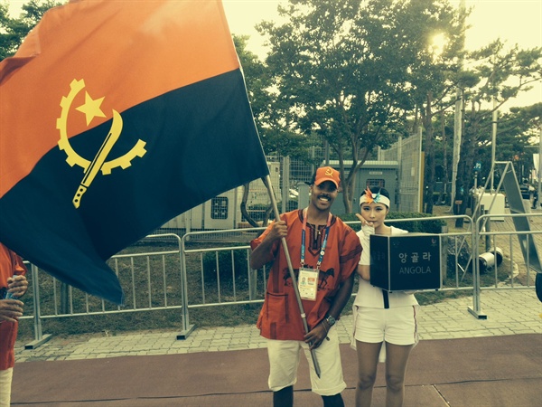  앙골라에서 홀로 광주하계유니버시아드대회에 출전한 마르코 호메로(Marco Romero, 남자 펜싱)가 3일 대회 주경기장에서 열린 개막식 입장에 앞서 앙골라 팻말을 든 입장 도우미와 사진을 찍고 있다.