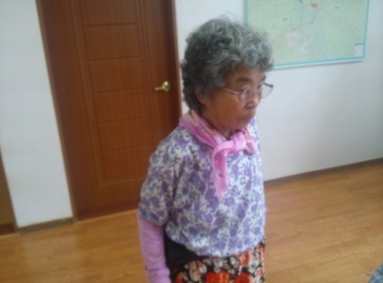 이 할머니가 6년 만에 귀환하신 분이다. 그동안 건강상의 이유로 집에 계시다가 오셔서 자신의 역할을 충분히 하시고는, 여전히 마을에서 건재함을 보여주셨다. 이 할머니의 포스도 장난이 아니다. 하하하하.