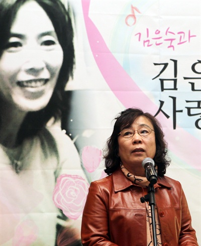 유시춘 작가. 사진은 2011년 4월, 말기 암으로 투병 중인 김은숙씨를 위한 음악회에서 응원의 말을 하고 있는 유 작가의 모습. 