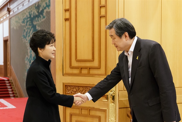 박근혜 대통령과 김무성 새누리당 대표가 지난 4월 16일 만나 악수하고 있다.