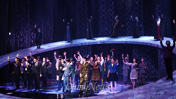  지난 7월 11일, <신과 함께 - 저승편> 커튼콜에서 출연 배우들이 관객에게 인사하고 있다.