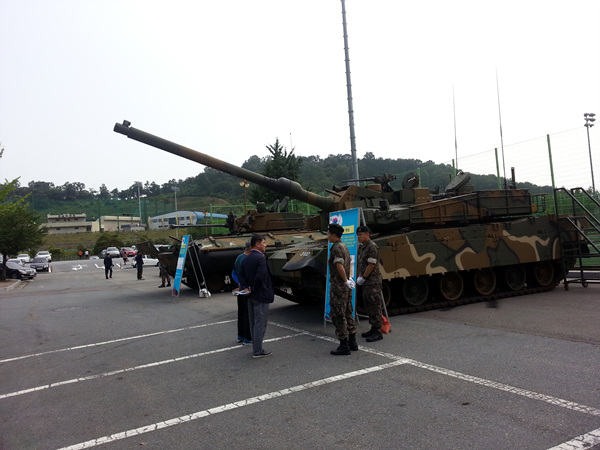 실내체육관 밖에는 향토사단에서 준비한 최신예 K2 전차와 장갑차 들이 전시되고 있었다.