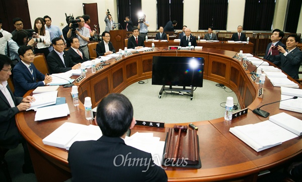 14일 오후 국회에서 열린  정보위원회 전체회의에 이병호 국정원장이 출석해 자리에 앉아 있다. 