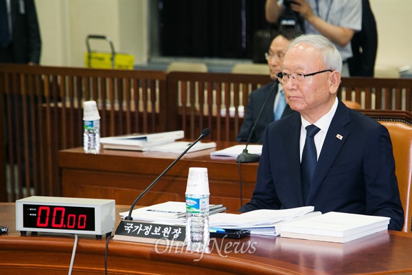 지난 14일 오후 국회에서 열린 정보위원회 전체회의에 이병호 국정원장이 출석해 자리에 앉아 있다.