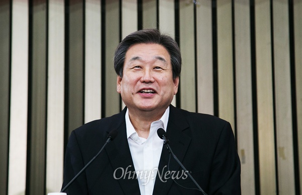 취임 1년을 맞은 새누리당 김무성 대표가 지난 7월 14일 오전 국회에서 열린 의원총회에서 발언을 하며 웃고 있다. 