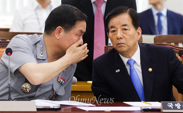 2015년 7월 14일 오후 국회에서 열린 국방위원회 전체회의에서 당시 조현천 기무사령관이 한민구 국방부장관에게 귓속말을 하고 있다.