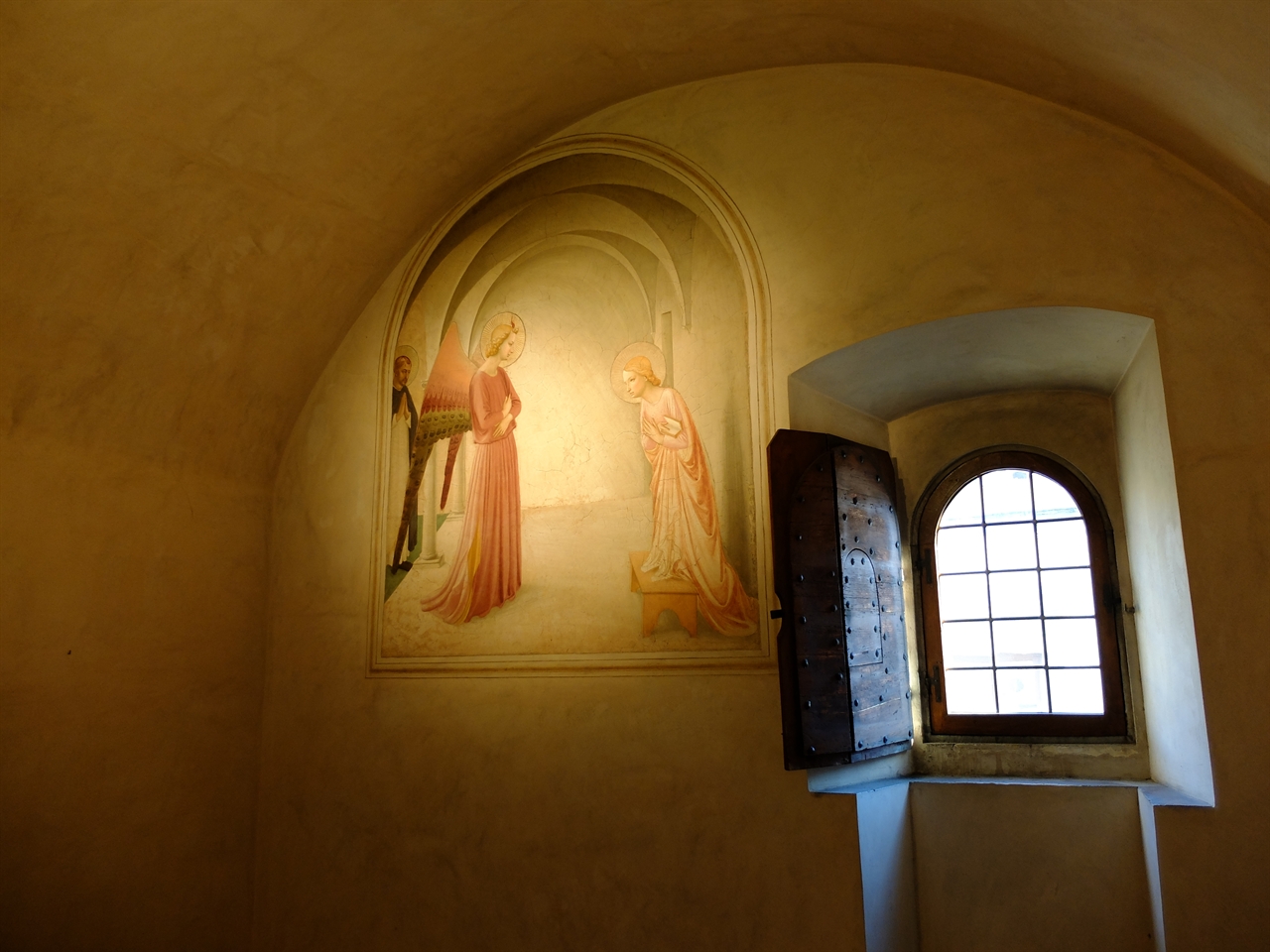 프라 안젤리코 '수태 고지', 피렌체 산 마르코 수도원. 43개의 첼라를 장식하고 있는 프라 안젤리코의 작은 프레스코화들 중 하나로 간결한 양식의 '수태 고지'입니다.