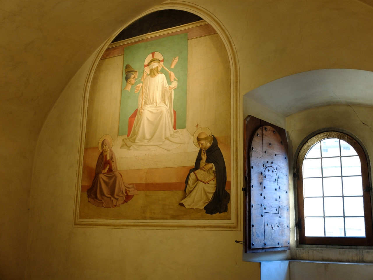 프라 안젤리코 '조롱당하는 예수', 피렌체 산 마르코 수도원. 수도사들을 위로하는 것은 저토록 간결한 프라 안젤리코의 그림과 작은 창문 하나 뿐입니다. 