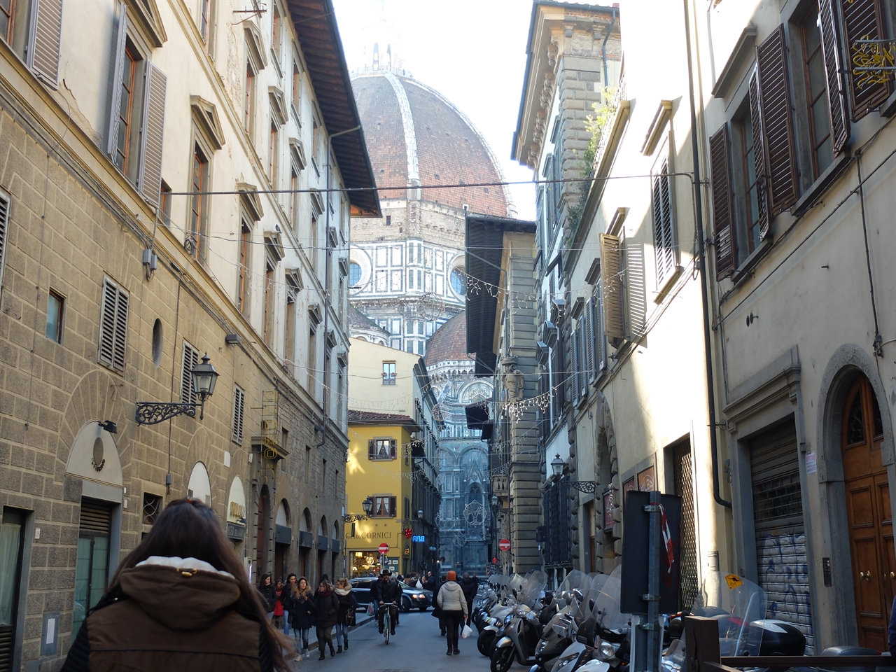 피렌체 '세르비의 길(via dei Servi)'. 내가 가장 사랑하는 길. 걷다 보면 두오모가 마치 살아있는 거인처럼 느껴집니다. 