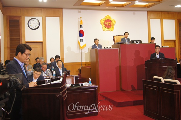 14일 열린 대구시의회 임시회 본회의에서 김창은 시의원의 질의에 권영진 대구시장이 답변을 하고 있다.