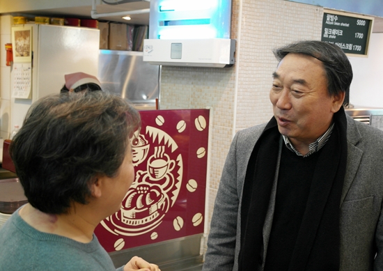 김현주 사장과 왕년의 홈런왕 김봉연 교수가 반갑게 인사를 나누고 있다.(2014년 1월) 
