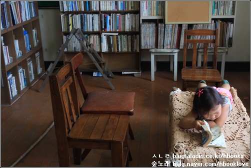 우리 도서관은 아이들 놀이터이자 쉼터 구실도 한다. 작은아이가 책상에 엎드려서 책을 본다.