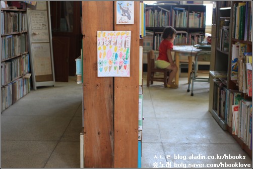 우리 도서관 책꽂이 벽에 아이들 그림도 붙여 놓는다.