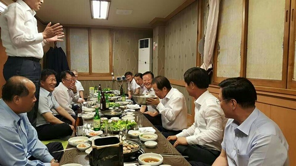 홍준표 경남지사는 14일 저녁 창원의 한 식당에서 소통 행보의 하나로 경남도의회 농해양수산위원회 의원들과 저녁 식사를 하면서 '화합주'를 만들어 나눠 마셨다.