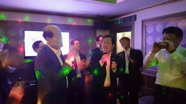 홍준표 경남지사는 14일 저녁 창원의 한 식당에서 소통 행보의 하나로 경남도의회 농해양수산위원회 의원들과 저녁 식사를 하면서 '화합주'를 만들어 나눠 마신 뒤 노래방에서 노래를 불렀다.