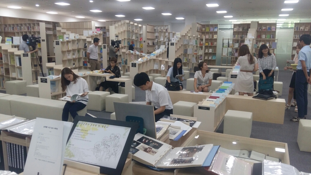 서울시 동작구 대방동에 개설된 '성평등도서관 여기'에서 시민들이 책을 읽고 있다.