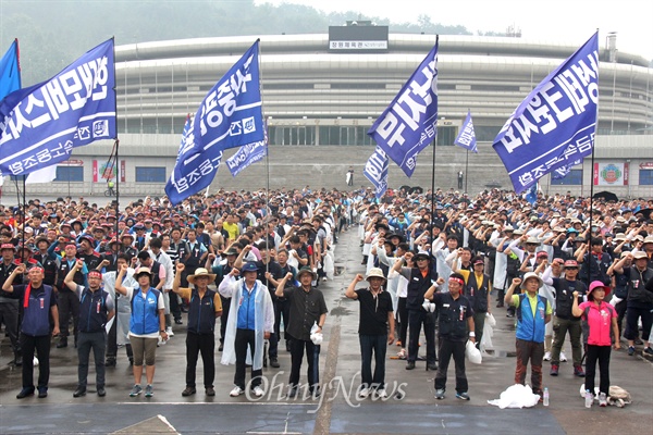 민주노총 경남본부는 15일 오후 창원 만남의광장에서 '더 낮은 임금, 더쉬운 해고, 더 많은 비정규직 분쇄, 최저임금 일방강행 규탄, 노당자-서민 살리기 총파업 경남대회'를 열었다.