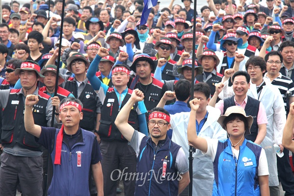  민주노총 경남본부는 15일 오후 창원 만남의광장에서 '더 낮은 임금, 더쉬운 해고, 더 많은 비정규직 분쇄, 최저임금 일방강행 규탄, 노당자-서민 살리기 총파업 경남대회'를 열었다. 앞줄 왼쪽부터 김재명 본부장, 류조환 수석부본부장, 전희영 부본부장.