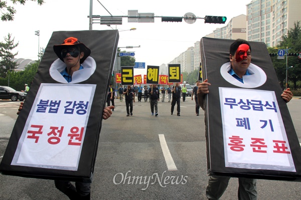 민주노총 경남본부는 15일 오후 창원 만남의광장에서 '더 낮은 임금, 더쉬운 해고, 더 많은 비정규직 분쇄, 최저임금 일방강행 규탄, 노당자-서민 살리기 총파업 경남대회'를 열고, 1.5km 거리에 있는 창원고용노동지청 앞까지 거리행진했다.