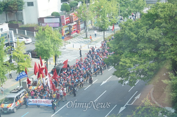 민주노총 대구본부 소속 노동자 1500여 명은 15일 오후 3시부터 대구고용노동청 앞에서 총파업 결의대회를 갖고 새누리당 대구시당까지 거리행진을 했다.