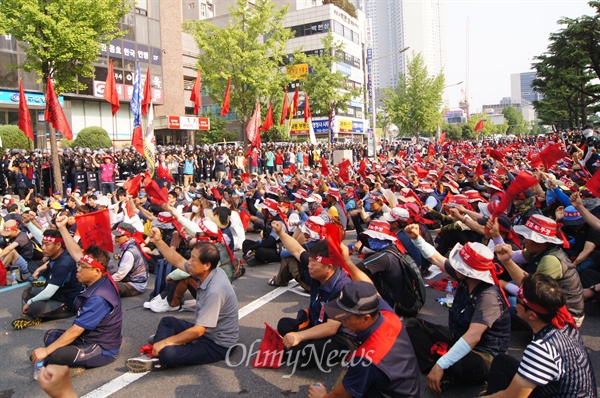 민주노총 대구본부 소속 노동자 1500여 명은 15일 총파업 결의대회를 갖고 거리행진을 벌인 뒤 새누리당 대구시당 앞에서 마무리집회를 했다. 