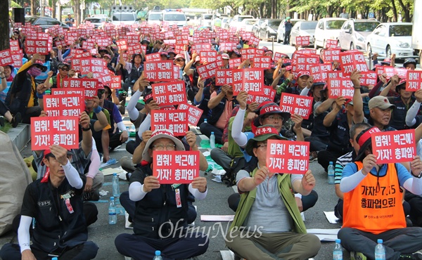 민주노총대전지역본부는 15일 오후 대전지방고용노동청 앞에서 '노동자·서민 살리기 대전 총파업대회'를 개최했다. 