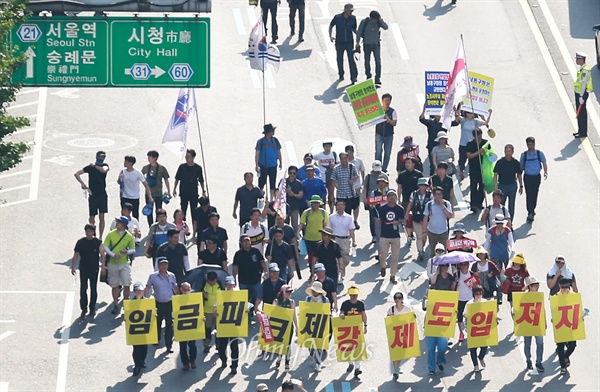 '임금피크제 강제 도입 저지' 15일 서울 용산구 서울역광장에서 열린 '노동시장 구조개악 분쇄 2차 총파업' 대회에서 참석한 민주노총 조합원들이 박근혜 정권의 노동정책을 규탄하며 도심 행진을 벌이고 있다.