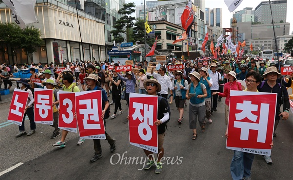 민주노총 "노동 3권 보장하라" 15일 서울 용산구 서울역광장에서 열린 '노동시장 구조개악 분쇄 2차 총파업' 대회에서 참석한 민주노총 조합원들이 박근혜 정권의 노동정책을 규탄하며 도심 행진을 벌이고 있다.